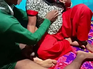 Una sensual tía india se entrega a una acción hardcore en una superficie suave, proporcionando la mejor experiencia de video xxx.