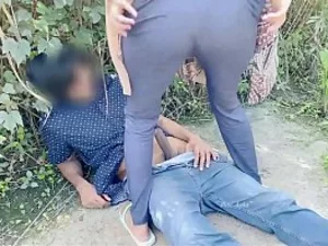 젊은 무슬림 커플은 시골 박람회장 근처의 공공장소를 모르고 열정적인 야외 섹스를 즐깁니다.