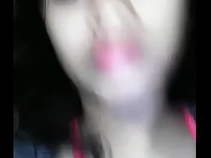 A boca de Riya atordoa uma mulher indiana, quase engasgando com sua salsicha.