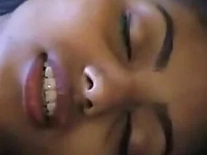 Eine indische Frau teilt ihre strenge katholische Erziehung und intimen Wünsche vor der Webcam.