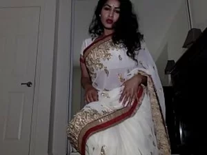 Eşsiz bir teyze, dolgun kıvrımlarını ortaya çıkarmak için geleneksel Hint kıyafetlerini soyuyor ve sert seks yapıyor.