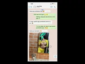 Amigos de academia trocam fotos quentes de WhatsApp e exercícios.