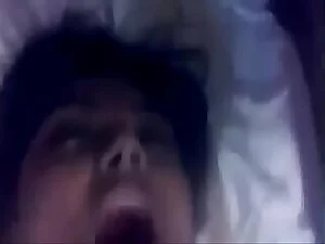 देसी लड़की खुद को बंद हो रही रिकॉर्ड, जल्दी से उसके भारतीय सैनिक प्रेमी के साथ वीडियो साझा करता है ।
