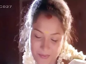 Соблазнительная южноиндийская звезда занимается горячим ночным сексом по телефону.