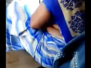 Eine sinnliche tamilische Tante verführt mit ihrem reifen Körper.