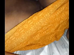 La tía india S. seduce y provoca en un video de Telugu.