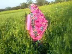 Esposa india y jardinero al aire libre