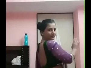 Eine Tante aus Kannada skizziert und tanzt aufreizend in einer sexy Session.