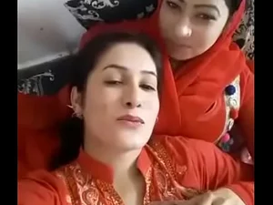 جلسة الاحماء تتحول إلى ساخنة حيث تعرض الفتيات الباكستانيات من الإباحية المالايالامية حركاتهن.