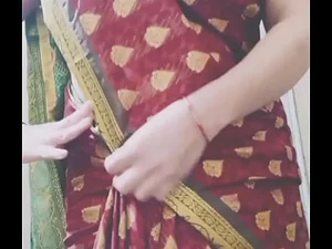 Una tía india experimenta un intenso placer mientras su vagina peluda es estirada por un enorme consolador.