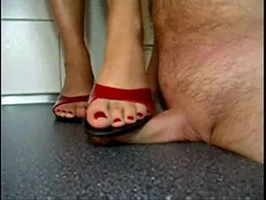 Hayal kırıklığına uğramış Hint karısı, kocasının yetersiz penisini ayaklarıyla küçük düşürüyor
