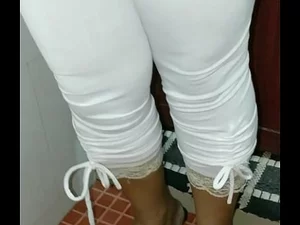 Une tante malaisienne explore la scène de rencontres de Trivandrum avec envie d'une grosse bite noire pour la satisfaction érotique. Elle se masturbe dans une vidéo à portée flottante.