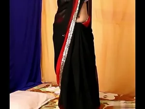 Mona bhabhi, bibi India yang lebih tua, menggoda dengan dildo dalam video yang kurang bagus.