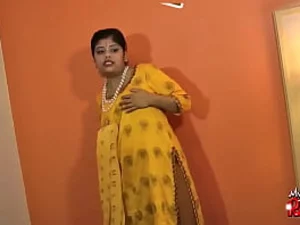 Tante India mengungkapkan lekuk tubuhnya di webcam, dengan mahir memuaskan.