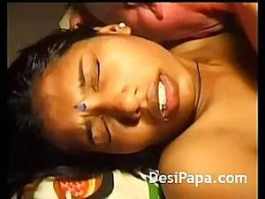인도의 섹시한 미망인 수카라는 전문적으로 깊은 목구멍을 가진 채, 절벽에서 펌핑된 남자를 남편의 채찍으로 즐겁게 합니다.
