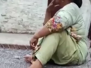 セクシーなインドのおばさんが、濡れて野生的になる。