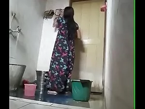 인도 포르노 비디오에서 데시 아줌마의 방사능이 없는 매력이 강렬하고 하드코어합니다.
