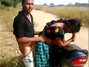 Bhabhi éprouve une expérience palpitante en moto, s'engageant dans un sexe passionné avec Andhra Telugu, le tout capturé dans une vidéo alléchante