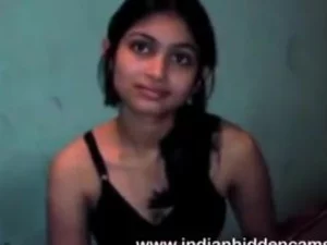 Genç bir Hint güzeli, arkadaşının mekanını ziyaret eder ve vahşi bir bangali porno seansına yol açar.