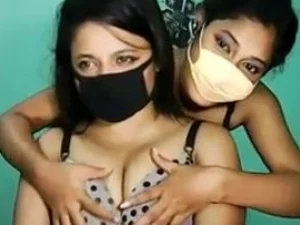 ભારતીય ડ્રેગ ક્વીન ટ્રિયોનો સ્તન-કેન્દ્રિત શો, ચોક્કસ સમય અને લય સાથે.