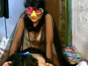 भारतीय पत्नी के कपड़े उतारता है और शरारती हो जाता है अंतरंग वीडियो में, भावुक सेक्स के लिए अग्रणी है ।