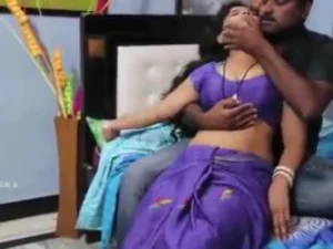 Одинокая индийская домохозяйка пользуется одержимой сексом соседкой, что приводит к горячей встрече со своим парнем.