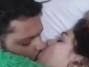 Возбуждающая встреча похотливой тамильской пары, запечатленная в интимном домашнем видео, обещая незабываемое удовольствие.