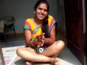 Indische Tante masturbiert sinnlich vor der Kamera