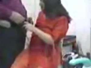 Соблазнительная пакистанская мамочка с большой задницей жестко трахается со своим мускулистым любовником в горячей сессии.