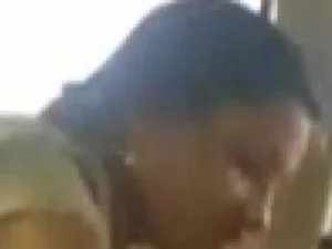 Непослушная южноиндийская женщина оставляет машину усатого иностранца в беспорядке после дикой езды.