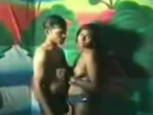 तमिल बेब गर्म वीडियो में जंगली हो जाती है।