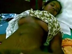 Навязчивый индийский жених застает любительскую пару, занимающуюся сексом в гостевой комнате, что приводит к неожиданной четверке.