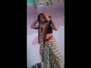 Kecantikan India menari dengan menggoda dengan keahlian oralnya.