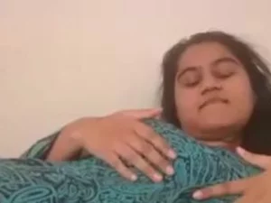 诱人的印度少女诱惑毫无戒心的男人参加一个假网络摄像头秀,让他们陷入了一个令人发笑的尴尬境地。