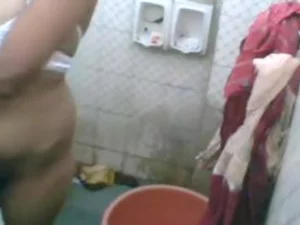 Erleben Sie eine wilde und böse Badezimmer-Bumsparty mit einer indischen Schönheit, die gierig eine schwere Dusche nimmt