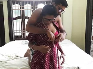 Ein junges und lustvolles indisches Paar gibt sich intensivem und leidenschaftlichem Sex hin, wobei der Mann einen Dildo benutzt, um seine Frau zu befriedigen.