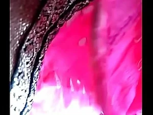 デシのアップスカートが、いたずらな叔母のGストリングをタブーのビデオで明らかにする。
