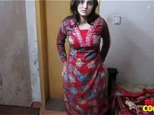 Un video amateur sensual de una ama de llaves pakistaní muestra su pasión por los encuentros explícitos, mostrando su irresistible atractivo y su cruda intimidad.