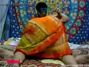Соблазнительная индийская мамочка дразнит и соблазняет своими изгибами на горячем дисплее, демонстрирующем ее смелость.
