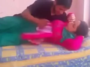 Seorang ibu Pakistan yang seksi dengan mahir menangani penis, mengatasi semua rintangan di jalannya.