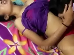 Gadis Desi nakal dengan saudara tiri dalam video panas.