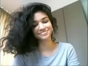 El video de webcam de una adolescente india muestra su naturaleza buscadora de placer, participando en un intenso auto-placer e invitando a los espectadores a unirse.