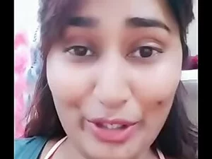 La chica india Swathi Naidu llora mientras empaqueta en el extranjero, desesperada por un rápido regreso de WhatsApp